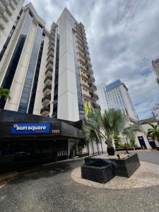 a building with a palm tree in front of it at St Oeste Superking Ar, Cozinha, Office, Vaga in Goiânia
