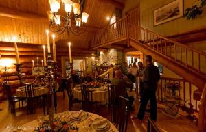 Un restaurante o sitio para comer en Inn on the Lake - Whitehorse