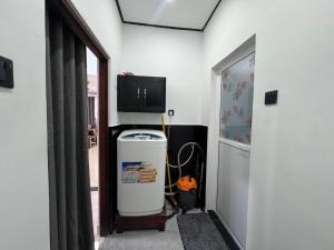 a room with a water heater and a television at Thousand Sunny Villa in Duwegoda