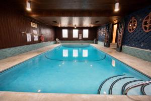 a large swimming pool with chairs in a room at Rychter Hotel Hope in Hope
