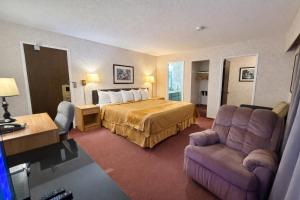 a hotel room with a bed and a couch at Rychter Hotel Hope in Hope +20 photos