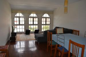 Ruang duduk di Spacious Apt. at Viana's Top Location