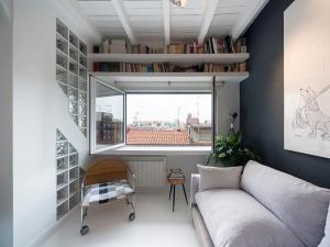 サン・セバスティアンにあるMerlot Apartmentのリビングルーム(ソファ、窓付)
