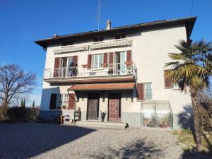 a large building with a balcony on top of it at Malpensa - Bilocale indipendente in Samarate