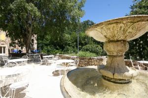 Zahrada ubytování Logis Hôtel Restaurant Le Domaine de l'Eau Vive