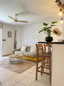 a living room with a couch and a table at Le Ravintsara in Saint-André