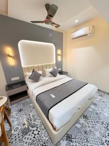 a bedroom with a large bed with a ceiling at Hotel Canada in Jāmb