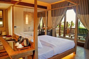 Postel nebo postele na pokoji v ubytování Anantaya Resort and Spa Passikudah