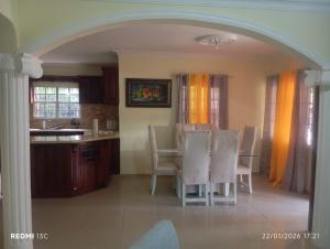 a kitchen and dining room with a table and chairs at Casa vacanza, Mendosa in Bayaguana