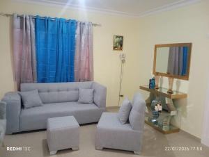 a living room with a couch and a mirror at Casa vacanza, Mendosa in Bayaguana