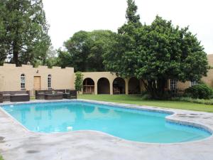 a swimming pool in the yard of a house at The White Castle in Chartwell