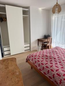En eller flere senge i et værelse på City Business Flat, Gare, Bus & Centre à Pied + 12 billeder