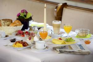 Landhotel Albers tesisinde konuklar için mevcut kahvaltı seçenekleri
