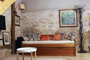 a room with a couch and a stone wall at Sonho do Poeta in Sintra