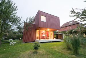ein modernes Haus mit rotem Dach in der Unterkunft Il Cubo in Bern