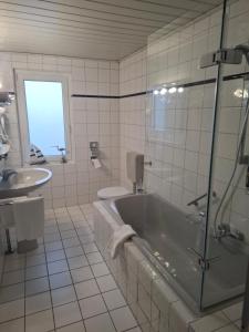 a bathroom with a tub and a toilet and a sink at Haus am Meer Steinhude in Steinhude +39 photos