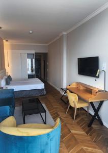 a living room with a bed and a table and chairs at Senator Port Mahon in Mahón