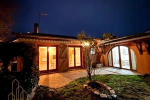 a home at night with a lit up yard at L'instant Douceur in Riorges