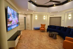 a living room with a couch and a flat screen tv at Resort Villa Las Palmeras in Roquetas de Mar