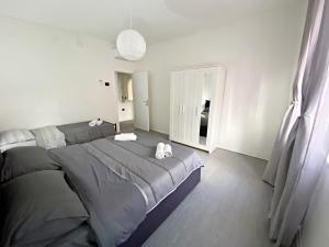 a bedroom with a large bed with two towels on it at Giulia Home appartamento per 6 persone in Monfalcone