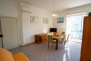 a dining room with a table and chairs at Trilocale centrale e a due passi dal mare con posto auto privato in Marcelli