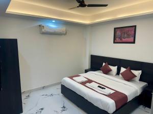 a bedroom with a large bed with a ceiling at Cabana suites in Rishīkesh