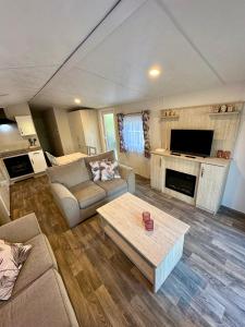 a living room with a couch and a coffee table at Chalet Jersey in Lauwersoog