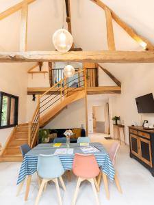 a dining room with a table and chairs at Les Bobos à la ferme in La Madelaine-sous-Montreuil