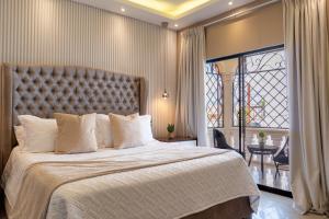 a bedroom with a large bed and a window at Casa familiar con piscina y cerca de la playa in La Belleza