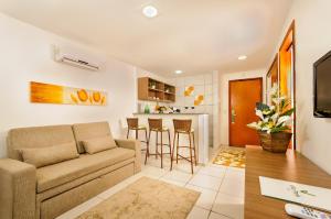 Il comprend un salon avec un canapé et une cuisine. dans l'établissement Villa Park Hotel, à Natal