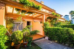 a house with plants on the side of it at Casa Costa Atlantica in Costa Ballena