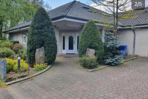 a house with two large trees in front of it at Monteur-, Ferienzimmer in Ibbenbüren