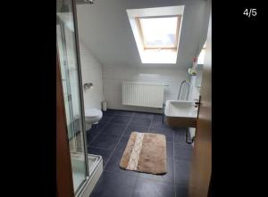a bathroom with a toilet and a sink and a window at Monteur-, Ferienzimmer in Ibbenbüren
