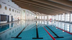 ein großes Schwimmbad in einem großen Gebäude in der Unterkunft Valjeviken in Sölvesborg