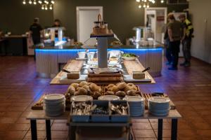 ein langer Tisch mit Tellern und Essen darauf in der Unterkunft Valjeviken in Sölvesborg