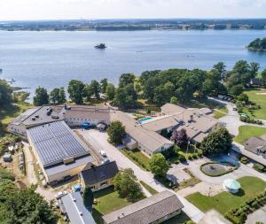 Eine Draufsicht auf ein Gebäude mit einem See im Hintergrund in der Unterkunft Valjeviken in Sölvesborg