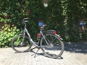 a bike is parked on a brick sidewalk at Ferrotel Duisburg - Partner of SORAT Hotels in Duisburg