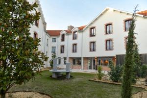 Jardí fora de Hotel Rivella - The Originals Boutique