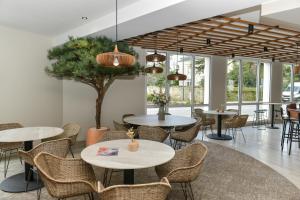 Restaurant o un lloc per menjar a Hotel Rivella - The Originals Boutique