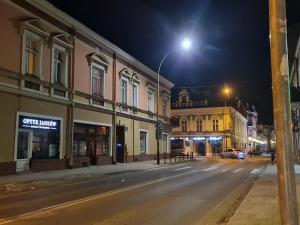an empty city street at night with a street light at Noclegi w Sercu Miasta in Sanok