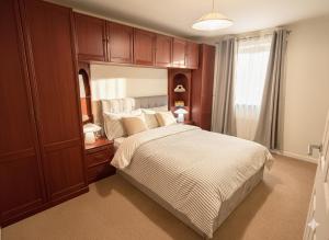 a bedroom with a large bed and a large mirror at Stylish 3-Bed Maisonette - Sleeps 6 - Free Parking in Heswall