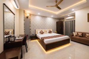 a bedroom with a bed and a desk and a couch at Hotel New Rajasthan in Rānchī