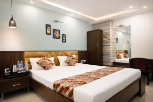 a bedroom with a large bed in a room at Hotel New Rajasthan in Rānchī