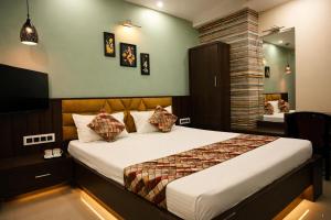 a bedroom with a large bed and a mirror at Hotel New Rajasthan in Rānchī