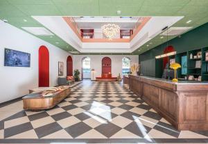a lobby with a waiting room with a checkered floor at B&B HOME Brides-les-Bains Les 3 Vallées in Brides-les-Bains