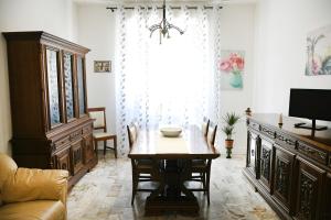 a living room with a table and a couch at Casa Cate in Poggibonsi