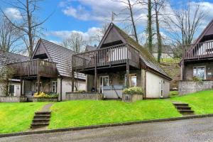 a house with a green lawn in front of it at Finest Retreats - Toblerone Lodge in Callington
