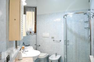 a bathroom with a toilet and a sink and a shower at Casa Cate in Poggibonsi +19 photos