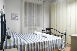 a bedroom with a bed with two towels on it at Casa Cate in Poggibonsi