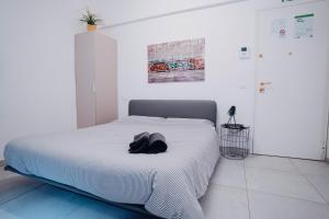 a bedroom with a bed with a hat on it at 2D - Home 32 Apartments in Modena